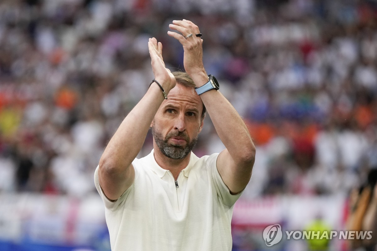 ‍♂️回应金球奖评选？维尼修斯戴帽后“摊手”庆祝